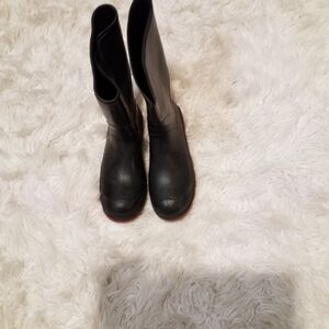 Muck wns size 5, black with rubber sole pull on rain boots